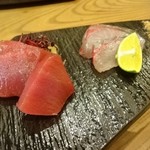 やま吟 - お刺身は長崎産のマグロとシマアジ