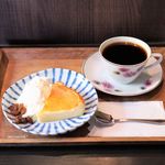 Jazzと喫茶 囃子 - チーズケーキ、深煎りのコーヒー