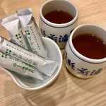 Saryou Tsujiri - 温かいほうじ茶とサービスの茶菓子