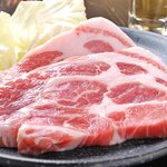 田舎 - 綺麗なサシが入った国産豚ロースは人気料理！
