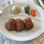 ギリシャ風ハンバーグ(スズカキア)。
          スープとサラダをつけて税込800円。
          美味し。