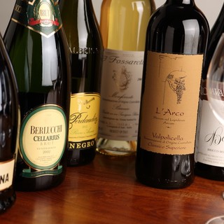 ソムリエが選ぶ、料理と好相性のイタリアワインやドリンクが豊富