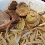 豚とこむぎ - 玉子はこんな感じ。ハードボイルドやで