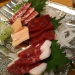 じろう桜 - 馬刺し盛り合わせ（熊本県産）２，２００円。