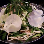 じろう桜 - １人前１，５８０円，４種類あるのですが人気の白もつ（味噌だし）と金もつ（醤油だし）