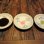 かつ好 - 左から　ソース・梅塩・山葵