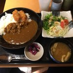 炭火やきとり さくら - ワンコインカレー＋カキフライ70円＊２個。13時以降はドリンク付き。