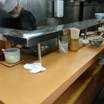 加賀 - カウンターのみの狭いお店のため、昼は行列。