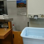 加賀 - お水もセルフ。これも昼時は混雑。