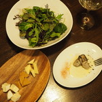 Osteria Calduccio - 牡蠣のオイル漬け、ハーブサラダ（ハーフ）、チーズ盛り合わせ