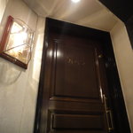 急な階段の上に重厚なドアが