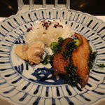 カハラ - 焼きフカヒレとアサリをカチョカヴァロとペッパーベリーで