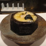 カハラ - 熱々の陶器の器に入ったアワビのチーズグラタン