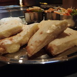 チャミヤラキッチン - たっぶりみっちりチーズが入っているので夜に酒のアテにしても良い感じです