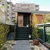 鮨 麻生 平尾山荘 - インターホンでドアを開けていただくと、素敵なアプローチです。天上の楽園ですね。