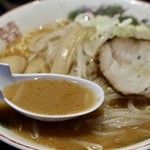 よし乃 - ピリ辛で濃厚な豚骨味噌スープ