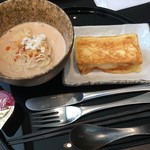 キャセイパシフィック ラウンジ 東京 羽田空港 - 担々麺とフレンチトースト