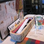 シナモンガーデン - テーブル席の卓上