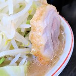 ラーメン二郎 - 豚の厚み