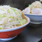 ラーメン二郎 - 大豚野菜（奥）との比較