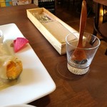 檜氣 - 2017年12月：ランチプレート　ドリンク・スイーツ付き(\1650)。ごはんにかける胡麻塩。これも美味し。