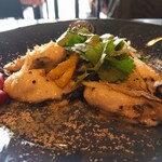 Spice&Dining KALA - 1品目は牡蠣のブッシュキャビア添え。生でもイケますがほんの少しだけ加熱して頂きました。1品目からぶっ飛んだ！スパイスの虜