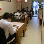 中華料理 キンヨウ - 前のお店よりもだいぶ狭くなって、相席で座りました