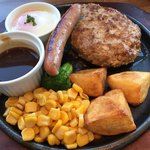 エアポートグリル＆バール - とろとろ温玉ハンバーグ&粗引きソーセージ(ライス又はパン付)