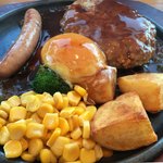 エアポートグリル＆バール - デミグラスソースをかけたところ