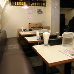 本枯中華そば 魚雷 - テーブル席