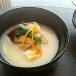 ひのきざか - お椀　聖護院大根、焼鰤、餅、鶯菜　白味噌仕立て