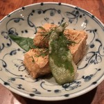 森の賢者 - ヒバーチ尽くし アチコーコーがんこ揚げ(ショート) 添えらているのはヒバーチの葉の天ぷら