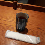 Butasute - 内観；ほうじ茶、おしぼり