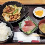 zenkokuchihougyojouchokusoutoromaguro - サービスランチB（回鍋肉とミニ刺身）800円