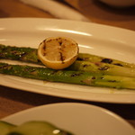 YONA YONA BEER WORKS - アスパラのグリル　焼きレモン