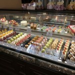 アヴランシュ・ゲネー - ケーキショーケース