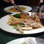 ビストロむく  - ひな鳥ロースト、向こうにスパゲッチ取り分けた皿有り