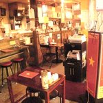 チョップスティックス - 店の前は創業６０年の乾物屋。煮干や豆などが並びます。