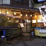 味くらべ - 入り口右側にイカのいけす、左側にお魚の水槽。