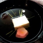 ふるさと料理 杉の子 - 吸い物は，海老真丈，冬茹椎茸。