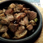 ふるさと料理 杉の子 - 焼き物はみやざき地頭鶏炭火焼きサラダ添え。