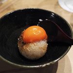 鳥しき - トロっと卵黄を合わせた焼きおにぎり