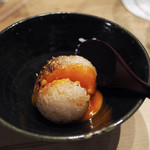 鳥しき - トロっと卵黄を合わせた焼きおにぎり