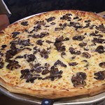 Pizza E Birra - 1801_Pizza E Birra Mall of Indonesia_Pz Mushy Mushy(Giant)@200,000Rp(キノコのピッツァ)