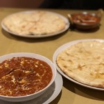 パナス - プローンマカニカレー、ハニーチーズナン