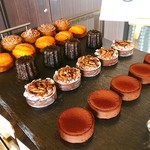 ガーデンテラス東山 - patisserie gramme@グリオットチェリーとピスタチオのタルト、タルトオランジュ、カヌレ、パンドジェーヌ、タルトショコラ