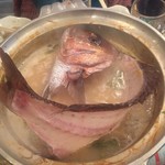 立呑み処 まるや - 真鯛のあら投入
