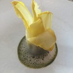 エスキス - アンディーブ ふきのとうとパセリ系のハーブのソース 刻みトリュフ