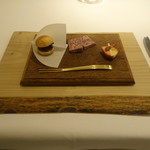 ラ クレリエール - アミューズブーシェ　ブータンノワールのミニバーガー／日本鹿のパテ／イチゴ