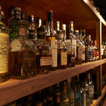 Bar Herencia - バックバーに並ぶウイスキー
